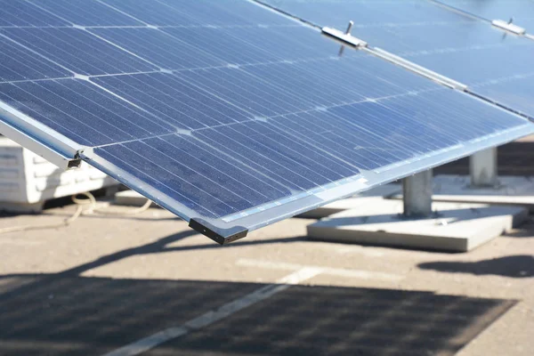 クローズ アップ現代太陽電池パネル表面背景ホルダーが付いて — ストック写真