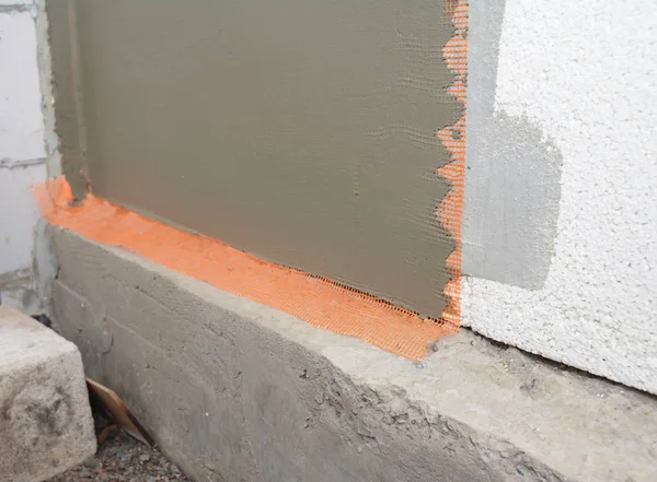 用玻璃纤维网抹墙体 石膏网后硬质绝缘 粉刷房屋墙 — 图库照片