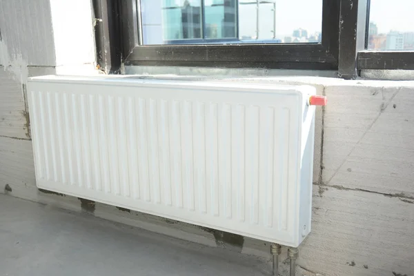 安装金属白色散热器采暖温控器在新住宅建设与 — 图库照片