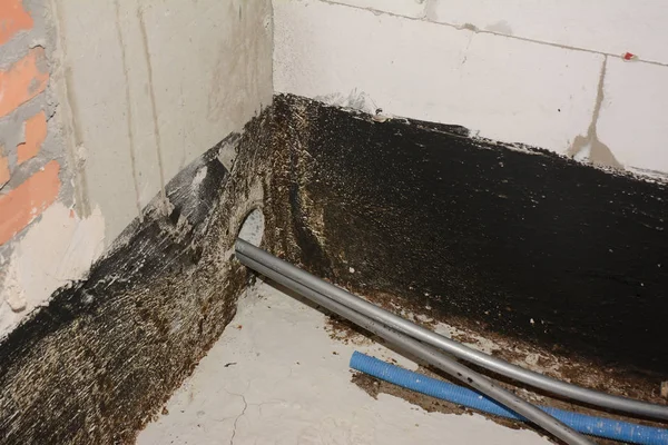 Interior Banheiro Piso Impermeabilização Com Spray Betume Alcatrão — Fotografia de Stock