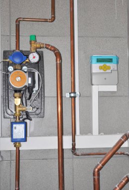 Bakır borulu ev ısıtıcı kazanı için su pompası. Ev odasında doğal gaz kazanı ve güneş enerjili su ısıtıcı sistemi.