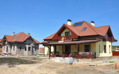 Ev yapım aşamasında. Ev inşaat alanında kil çatı, paratoner, güneş enerjili su ısıtıcı paneller, tavan çatı penceresi windows, çatı Yıldırımdan korunma.