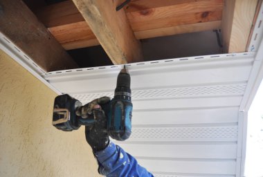 Evin çatısında yeni yükleme recessed ve fasya çatı tamircisi müteahhit. Çatı inşaat. Recessed, fasya yükleme.