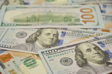  100 dolar bill ve portre Benjamin Franklin ABD para banknot üzerinde. Kazanç para ve saveing para kavramı fotoğraf.