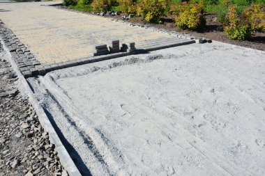 Kaldırım taşları yükleme fotoğraf. Bahçe veranda döşeme yükleme. Parke taşı ile döşeme alanı Kopyala.