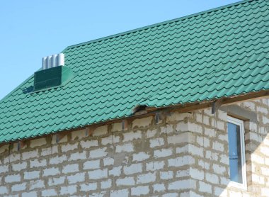 Kırık evde metal çatı yapım aşamasında eksik evde