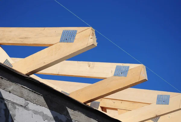 Casa de construcción de techos con vigas de madera, cerchas, marco, madera y cinta métrica — Foto de Stock
