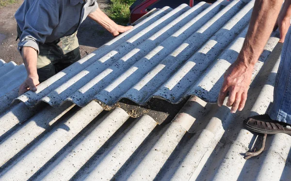 Risiko Asbestos Roofs, Asbestos Roof Removal. Atap pemindahan asbes berfungsi. Rumah dengan tua, bahaya atap asbes perbaikan ubin . — Stok Foto