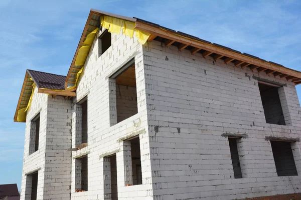 Edificio en construcción nueva casa de bloques de hormigón aireado con techo de metal y sofás inacabados. Concepto de crecimiento económico . —  Fotos de Stock