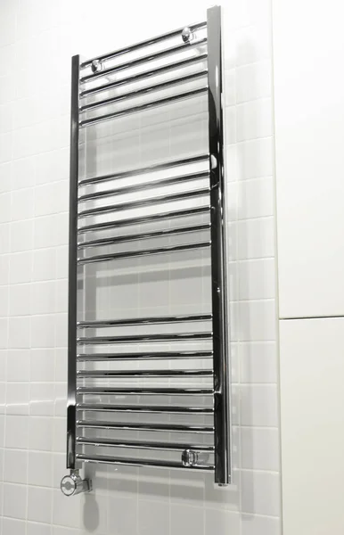 Electric Chrome Towel Rails with Thermostat (dalam bahasa Inggris). Electric Towel Rails & Bathroom Radiator di Modern Luxury Bathroom — Stok Foto