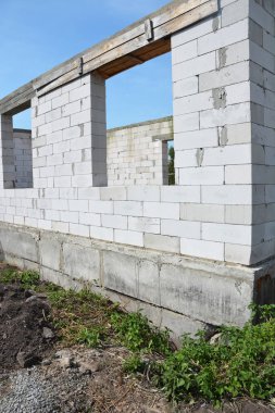 Havalandırmalı beton bloklar duvar inşaatı su geçirmez ve penceresiz beton kirişler.