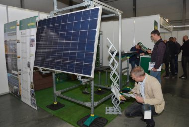 Taşınabilir güneş panelleri jeneratörler satılık içinde belgili tanımlık çarşı. Güneş enerjisi, güneş panelleri.