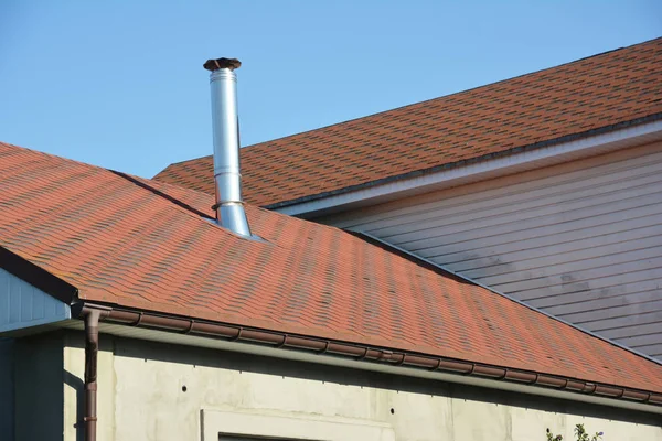 Close-up op huis asfalt shingles dak impregneren hoek probleemgebied — Stockfoto