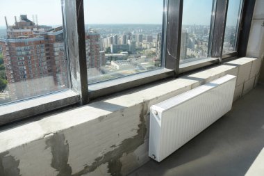 Düz onarımda kapatın, inşaat ısıtma sistemini ve radyatörleri yenileyin.