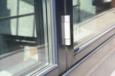 Konservatuar cam kapı menteşesi üzerinde yakın