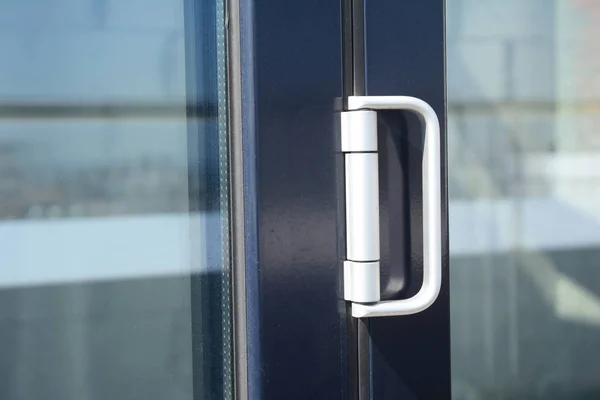 Fechar no punho da porta de vidro, fechamento e dobradiça — Fotografia de Stock
