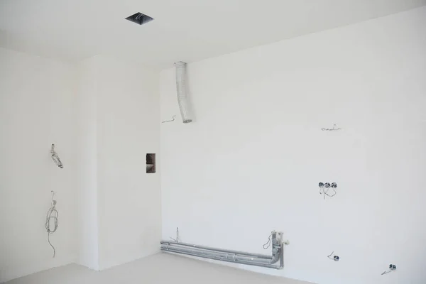 Interiérový remodelace interiéru s instalací ventilačního systému, ventilačních trubek, potrubí, ventilátoru, vodovodních trubek, výstupních zástrček — Stock fotografie