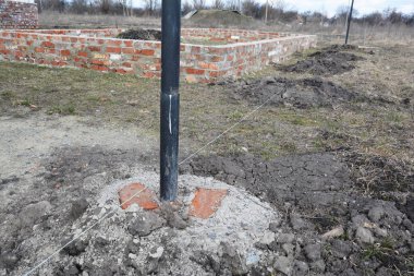 Çit metal sütunlar beton temel için kazma delikleri