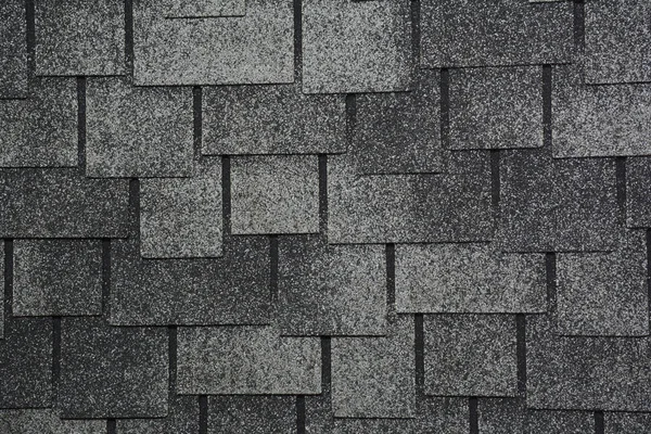 Foto de tejas de asfalto. Vista de cerca sobre asfalto techo culebrilla fondo. Tejas - Construcción de techos — Foto de Stock
