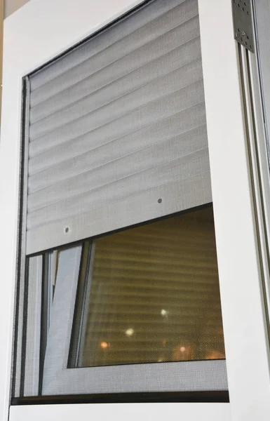 特写卷帘房子窗户保护与蚊帐. — 图库照片