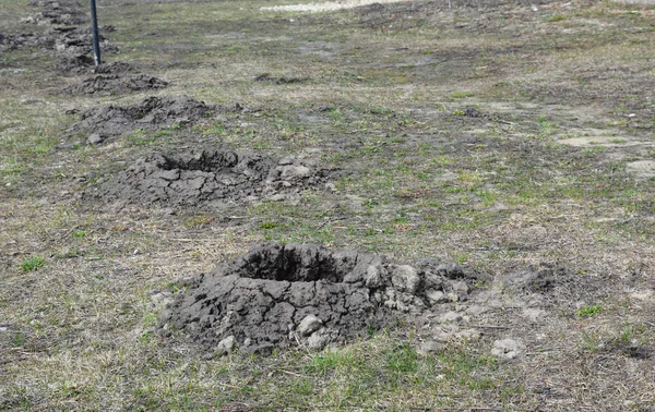 Löcher in einer Leitung für den Hauszaun-Bau graben — Stockfoto