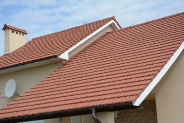 Vadi ve gable yeni modern ev seramik karo çatı inşaat fotoğraf.