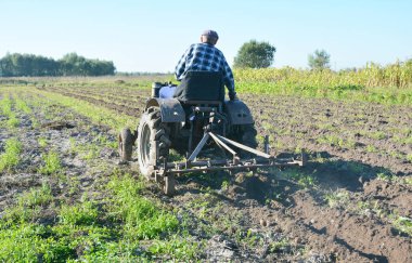 El yapımı küçük traktör çiftçilik alanı. Tarım arazisi üzerinde eski traktör çiftçilik. 