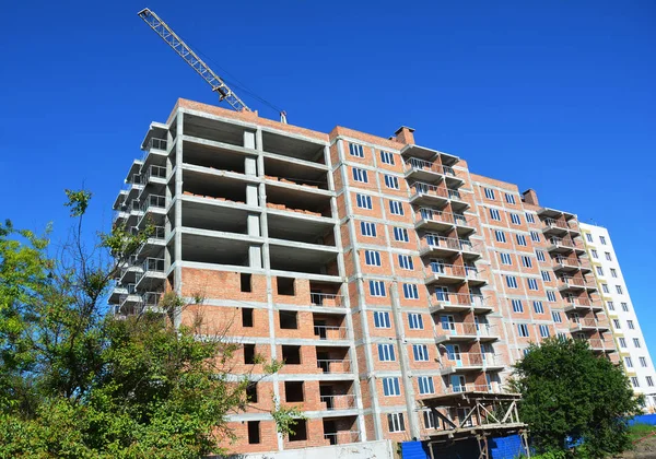 Construcción de casas de gran altura con torre de grúa — Foto de Stock