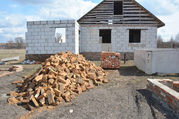 Building under construction new house from aerated concrete blocks with roofing construction. — Stock Photo, Image