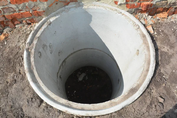 Fosse septique en béton. Installation de trou de réservoir d'égout à l'extérieur — Photo