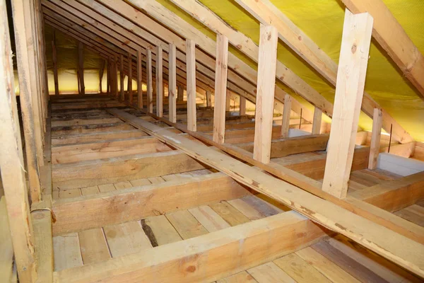 Budowa dachów wnętrze. Drewniane belki stropowe, rama budynku poddasza budowlane. — Zdjęcie stockowe