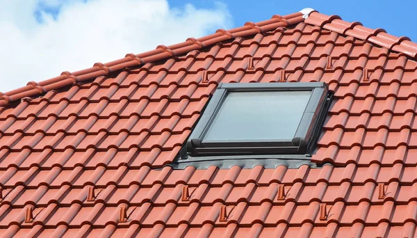 Ventana del tragaluz en la azotea moderna casa . — Foto de Stock