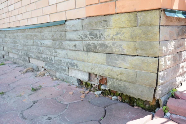 House foundation wall damage repair. Repair house damaged foundation, foundation cracks. — Stock Photo, Image