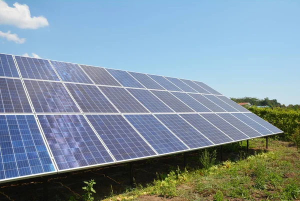 Painéis solares de fundo de superfície com árvores e belas nuvens — Fotografia de Stock