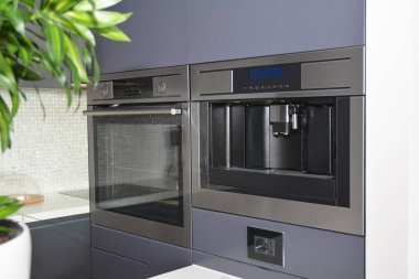 Elektrikli fırın, elektrikli soba ve kahve makinesi ile modern mutfak. 