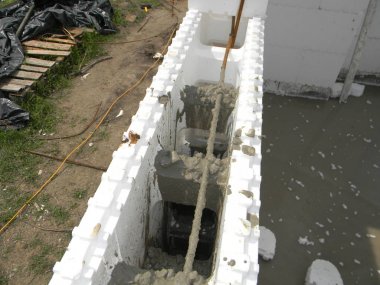 Betonarme ev duvarları ile beton formları Icf yalıtım. Yalıtım beton formları Icf plastik köpük ten yapılmış inşaat ekipleri bir binanın duvarlarının şekline yığını.
