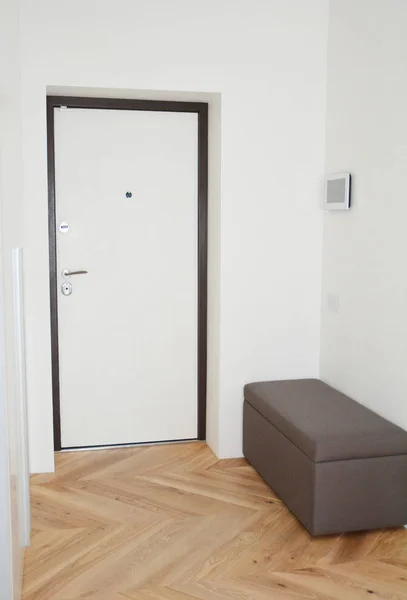 Porte métallique d'entrée de maison moderne, intérieur de couloir avec système de maison intelligente . — Photo