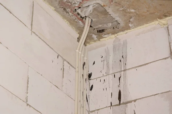 Uzavřete domovní stavební roh se skrytými dráty elektrického potrubí. — Stock fotografie