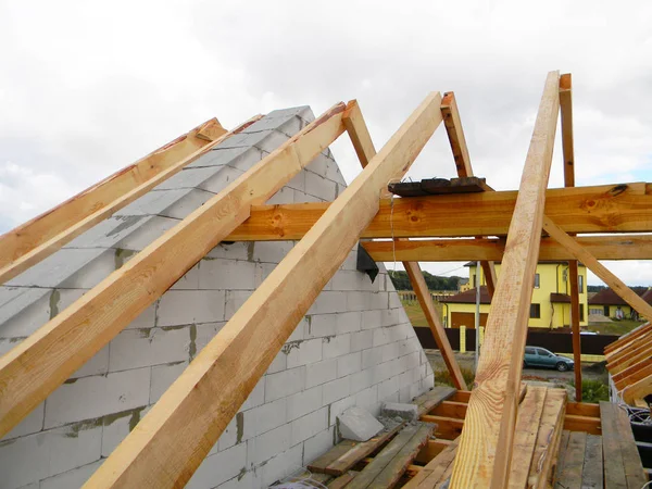 House roof top wooden frame construction. Unfinished house roofing construction wooden beams, trusses, timber. — Stock Photo, Image