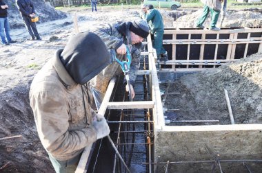  İnşaatçılar ev temel levhalar beton karıştırma