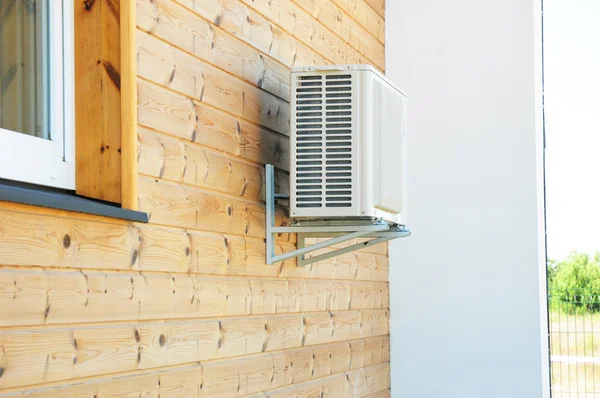 Parede de fachada de madeira moderna casa com compressor de ar, ar condicionado ao ar livre — Fotografia de Stock