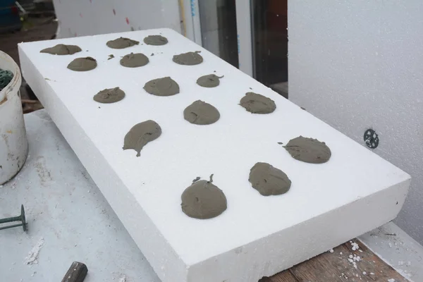 Parede de casa de isolamento com folha de isolamento de isopor com concreto para colagem . — Fotografia de Stock