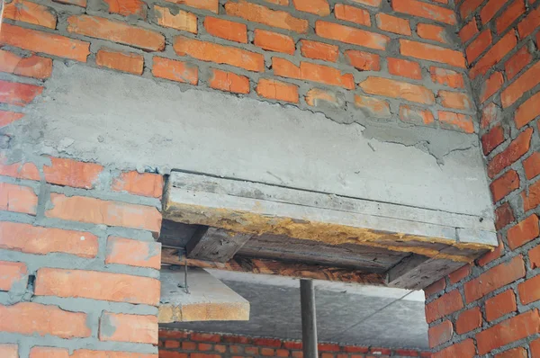 벽돌 집 인테리어 도어 방법 콘크리트 상인 방공 — 스톡 사진