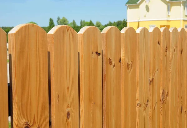 木製フェンスの詳細構造、木製の家のフェンシング。居心地の良い木製フェンスでクローズアップ — ストック写真