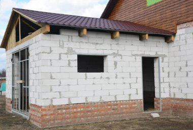 İnşaat altında ev garajında. Metal çatı ile Gazbeton beton blokları bina inşaat yeni ev garaj.