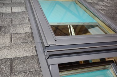 Ev asfalt zona çatı üzerinde Skylight pencere su yalıtımkurulum detayları. Çatı inşaatı ve tavan penceresi pencere su yalıtımı.