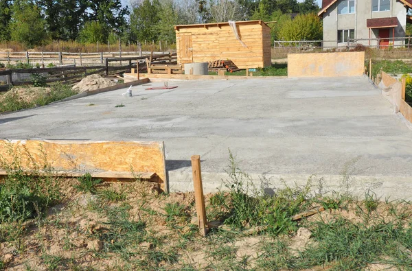 Ház Alapítvány födém építése vasbeton. Ház Alapítvány Wall úszó födém építése. Beton födém a ház Alapítvány építése. — Stock Fotó