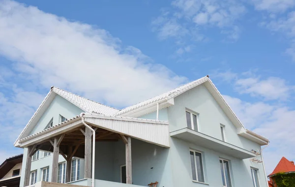 Serin çatı konsepti. Enerji tasarrufu için beyaz çatı yansıtıcı yüzey. Beyaz Çatı Projesi. — Stok fotoğraf