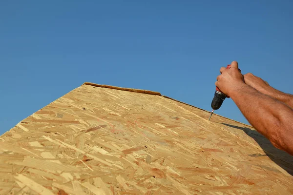 Roofer empreiteiro instalar casa telhado fumaça pilha chaminé telhado — Fotografia de Stock