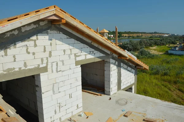 Çatı İnşaatı. Ahşap Çatı Çerçeve Ev Yapımı. Bina Tavan İnşaatı.